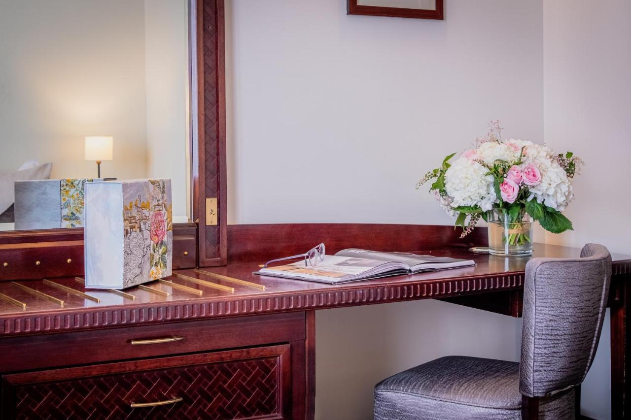Hotel Pont Royal Paris Luaran gambar A dressing table