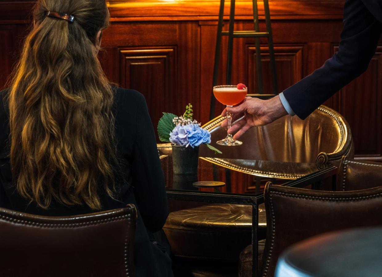 Hotel Pont Royal Paris Luaran gambar A bartender serving a cocktail