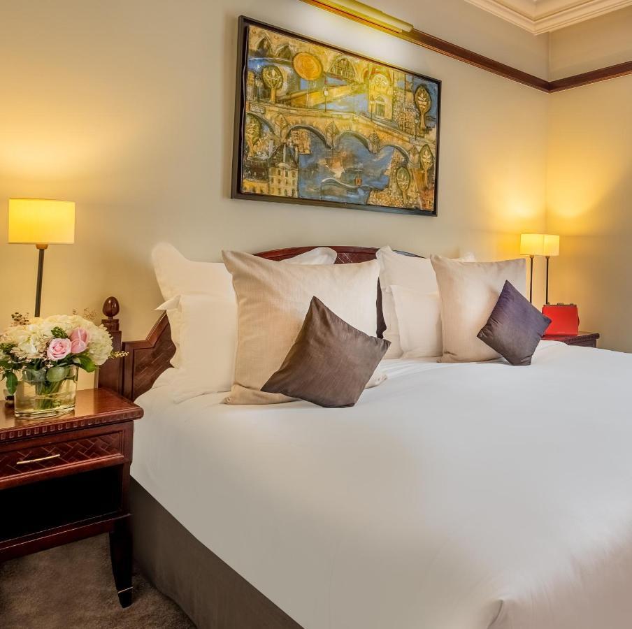 Hotel Pont Royal Paris Luaran gambar A bedroom at the hotel