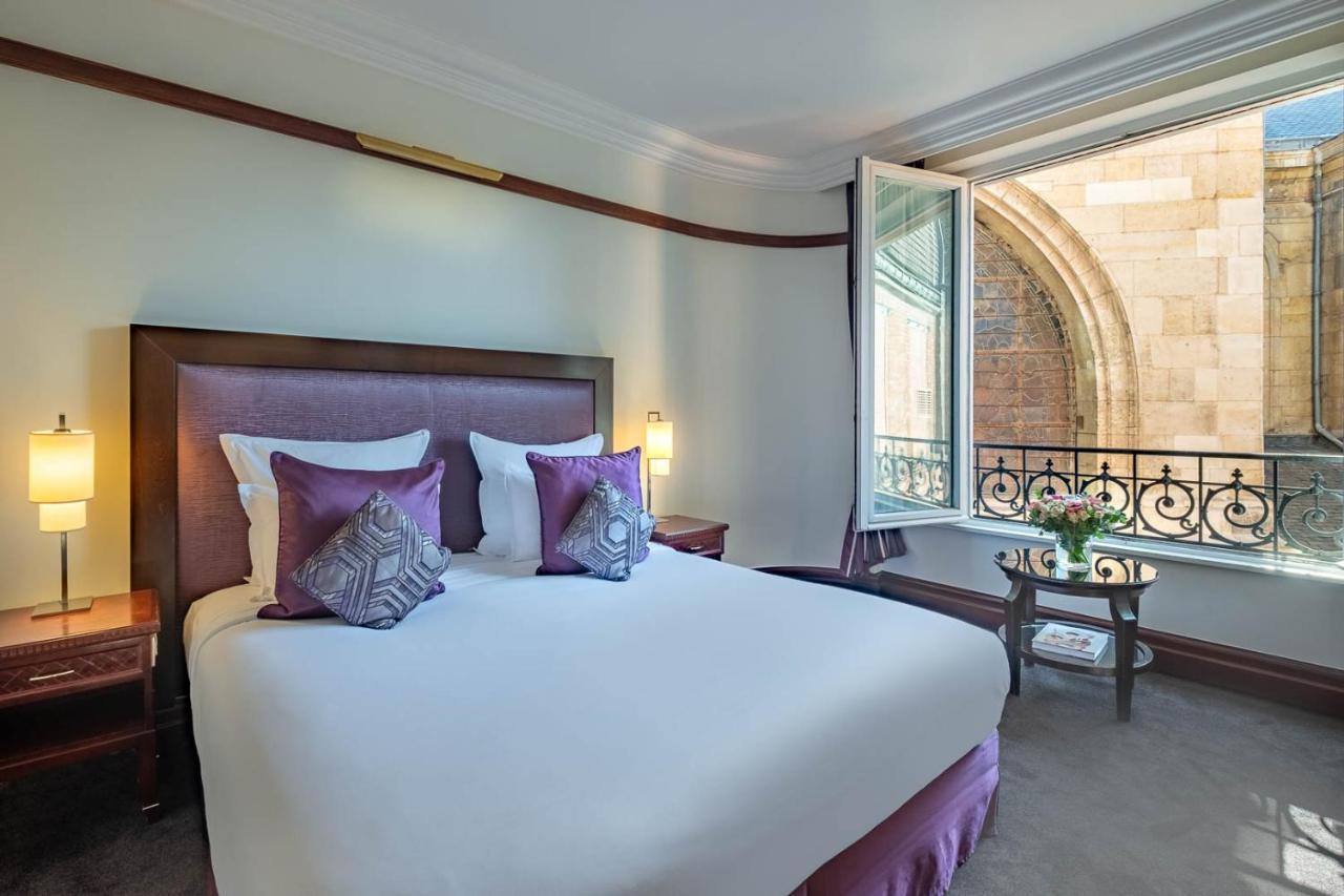 Hotel Pont Royal Paris Luaran gambar A bedroom at the hotel