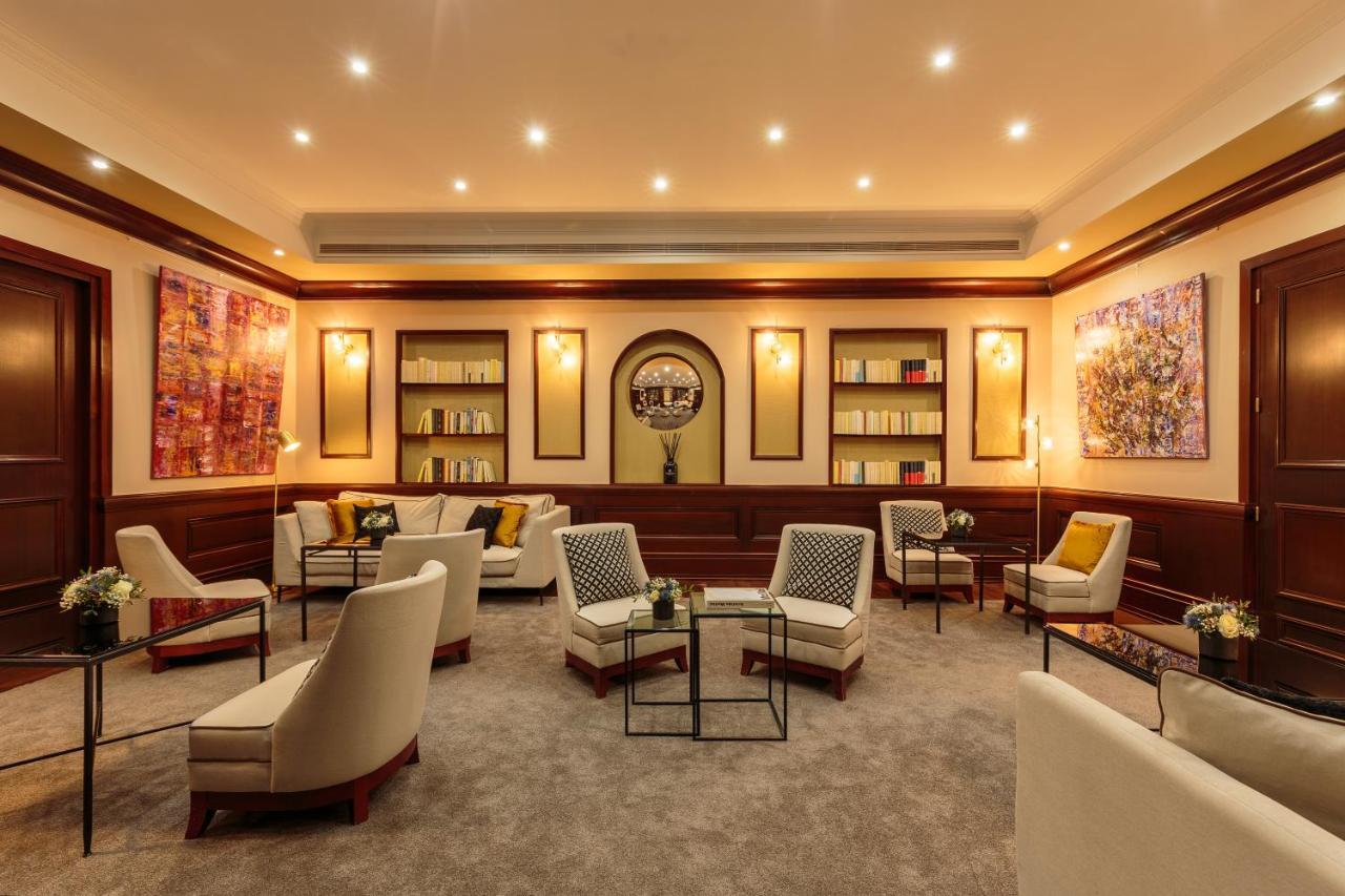 Hotel Pont Royal Paris Luaran gambar The Club Lounge at the airport
