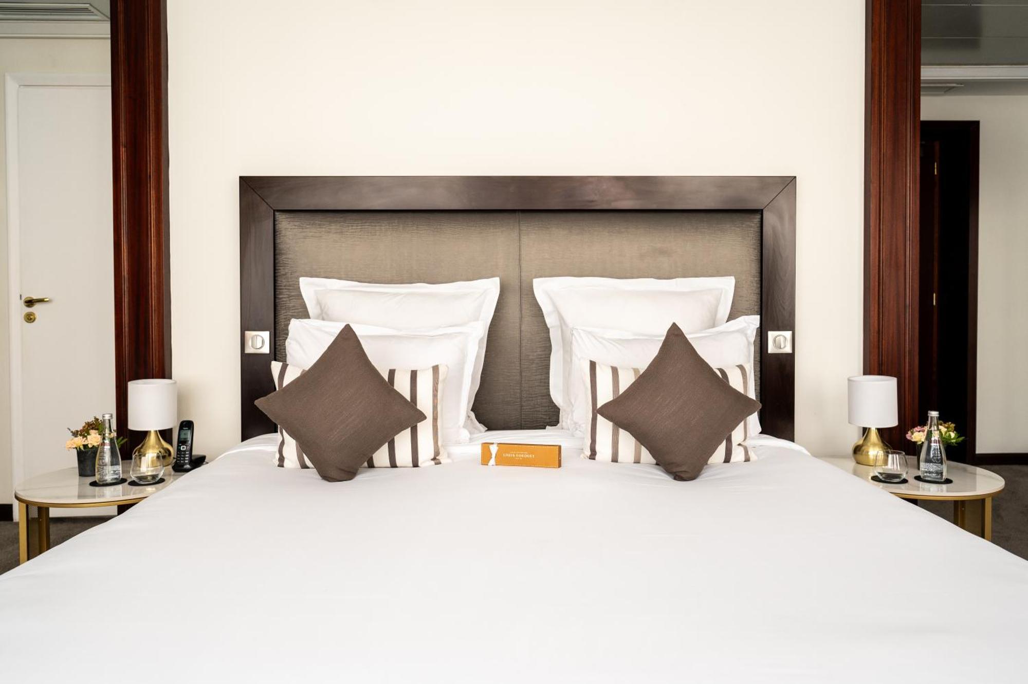 Hotel Pont Royal Paris Luaran gambar A bedroom at the hotel