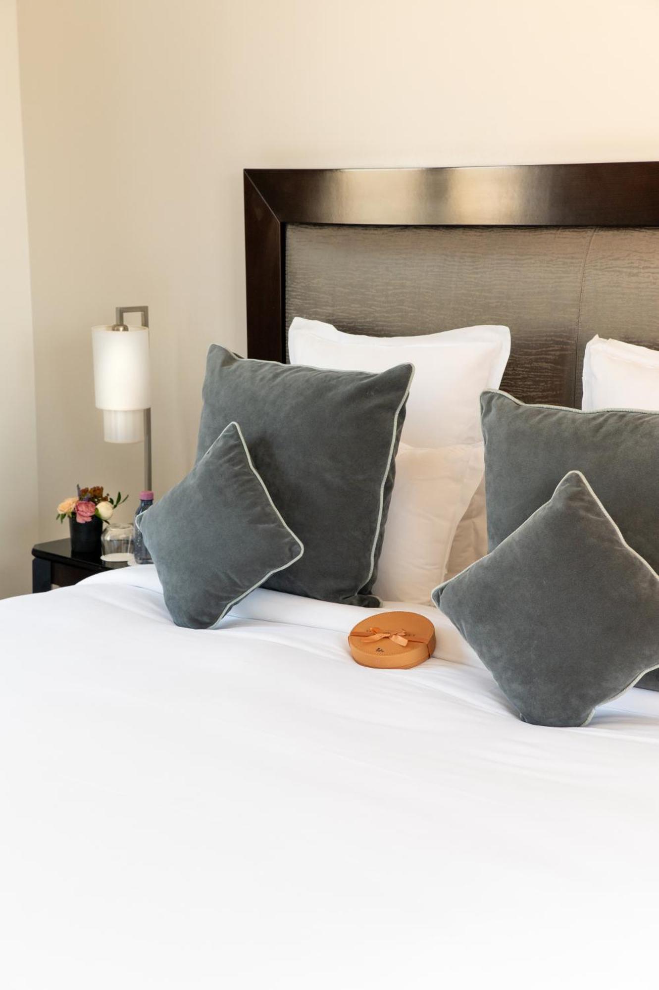 Hotel Pont Royal Paris Luaran gambar A bed with cushions
