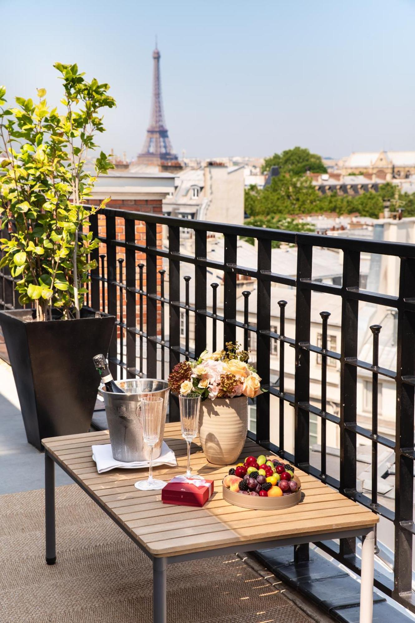 Hotel Pont Royal Paris Luaran gambar A balcony
