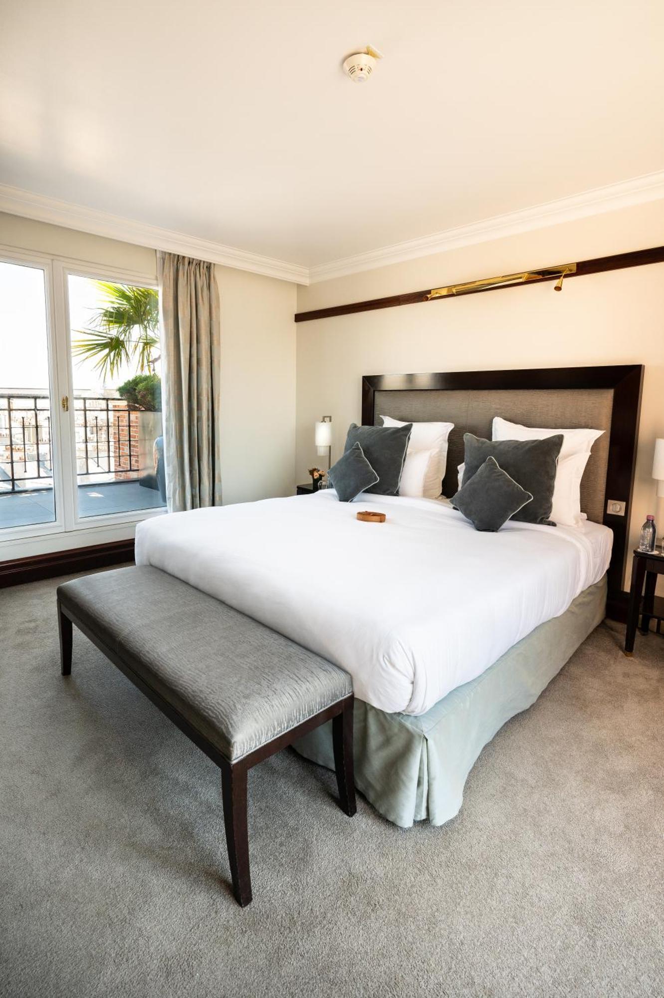 Hotel Pont Royal Paris Luaran gambar A bedroom at the hotel