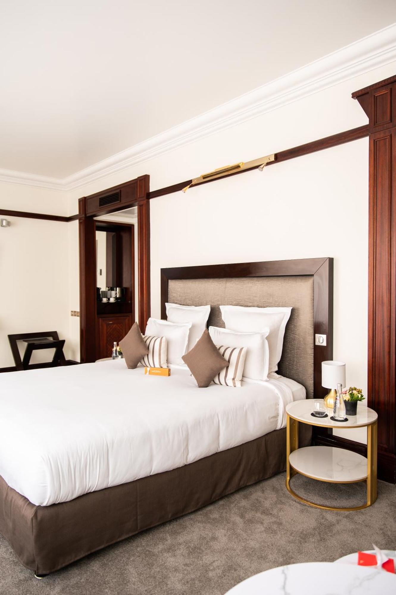 Hotel Pont Royal Paris Luaran gambar A bedroom at the hotel