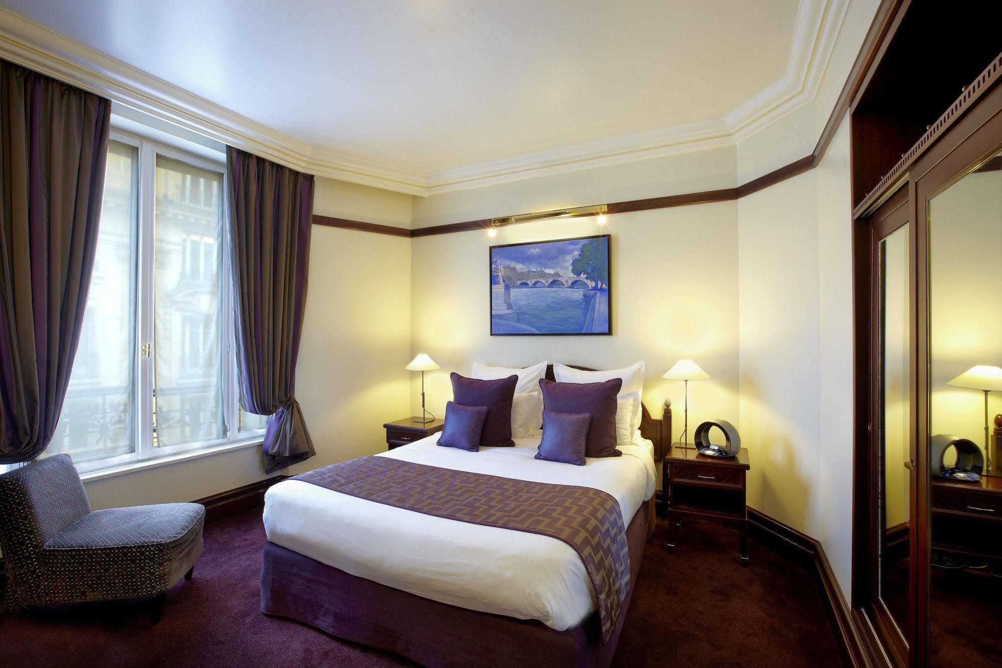 Hotel Pont Royal Paris Luaran gambar A room at the hotel