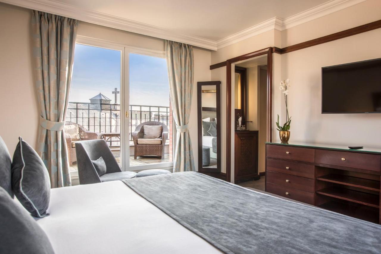 Hotel Pont Royal Paris Luaran gambar A room at the hotel